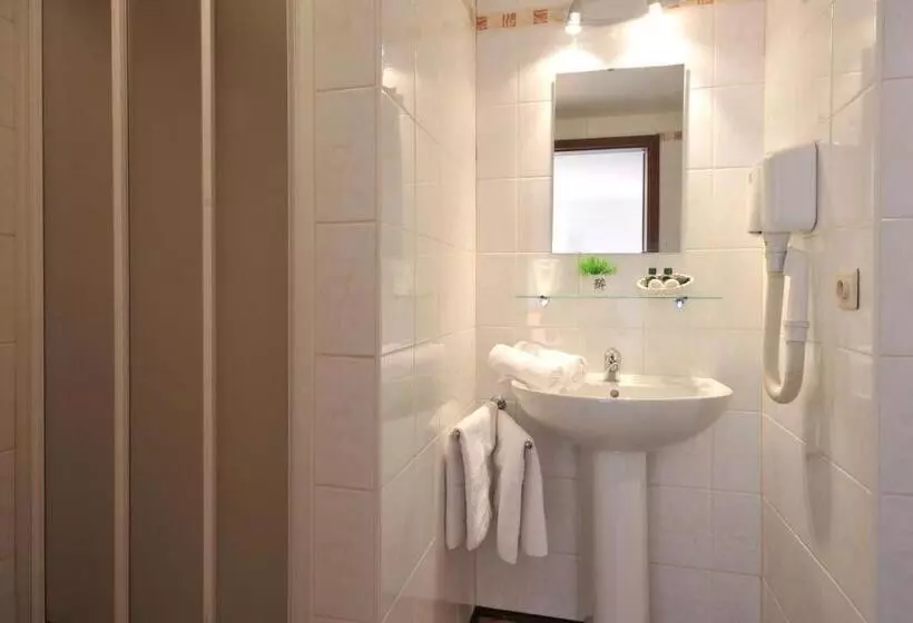 اتاق استاندارد سه نفره, Hôtel Du Perron