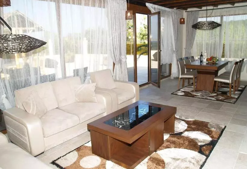 سوئیت دلوکس 2 خوابه, Laguna Beach Resort & Spa