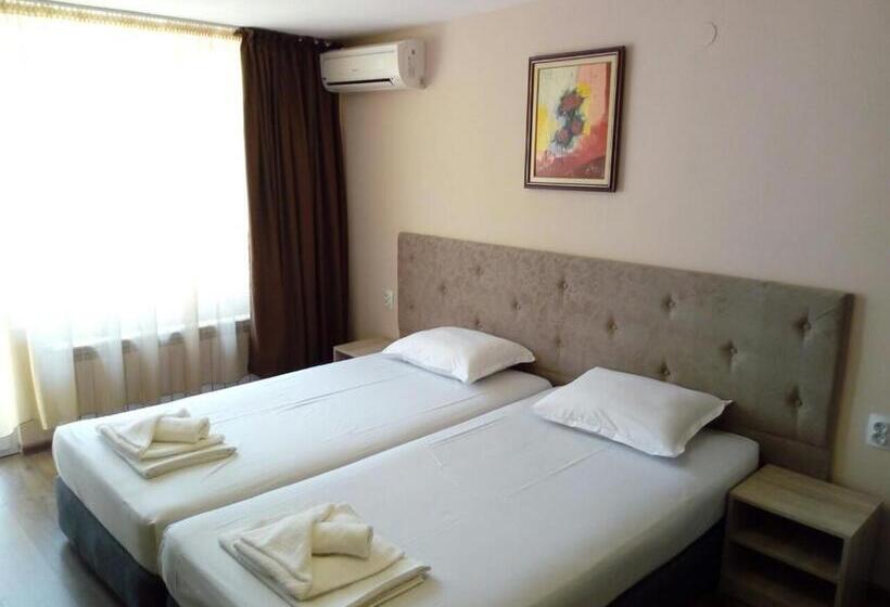 스탠다드 트리플 발코니 룸, Panorama Hotel