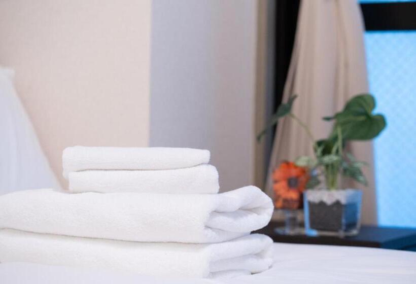 סטודיו דלוקס, Elizabeth Garden Ii