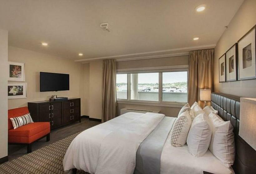 חדר סטנדרט, מיטת קינג, מותאם לאדם עם מוגבלויות, Fathoms Hotel & Marina