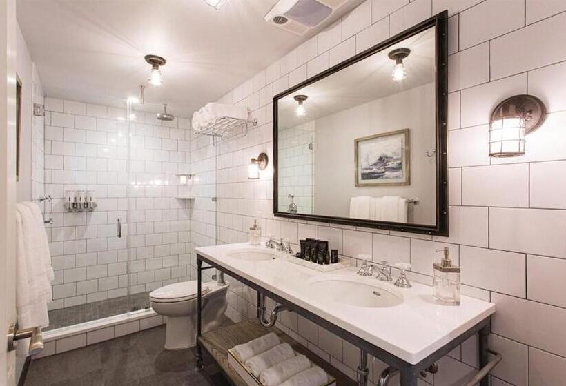 חדר סטנדרט עם מיטת קינג, Fathoms Hotel & Marina