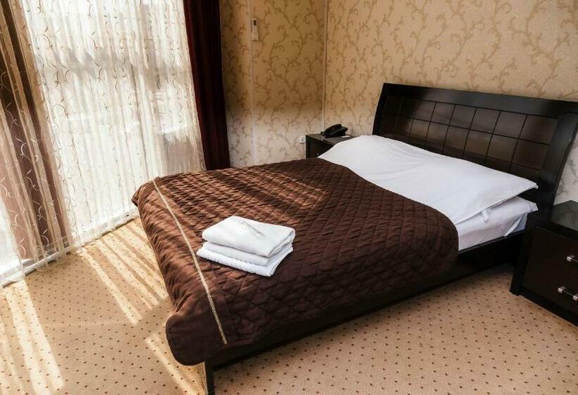 اتاق اکونومی, Golden Palace