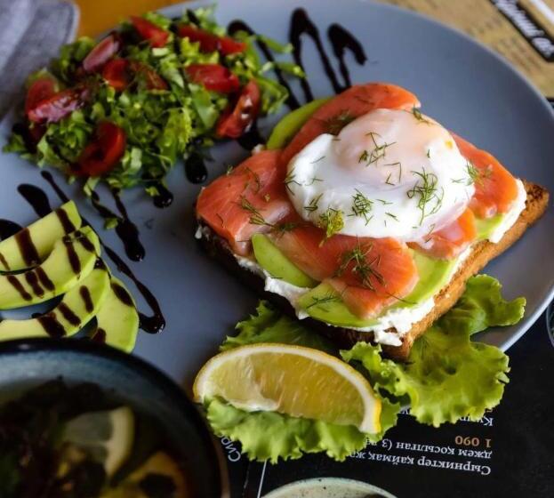 اتاق اکونومی, Golden Palace