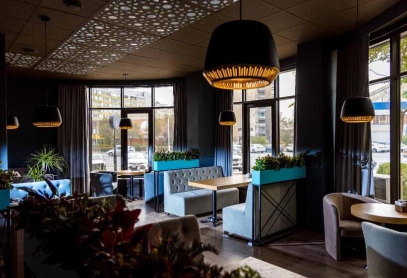 اتاق خانوادگی, Golden Palace