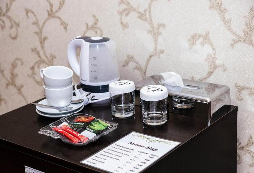 اتاق اکونومی, Golden Palace