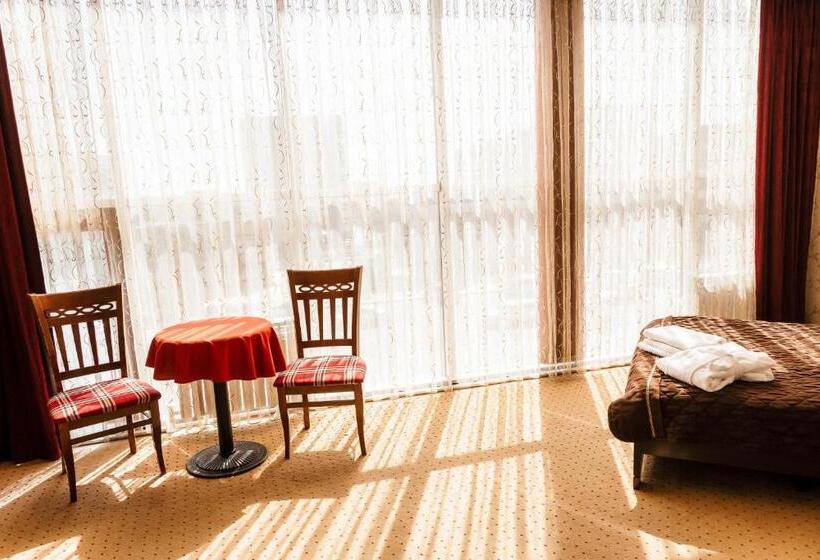 اتاق اکونومی, Golden Palace