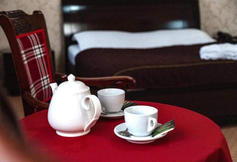 اتاق اکونومی, Golden Palace