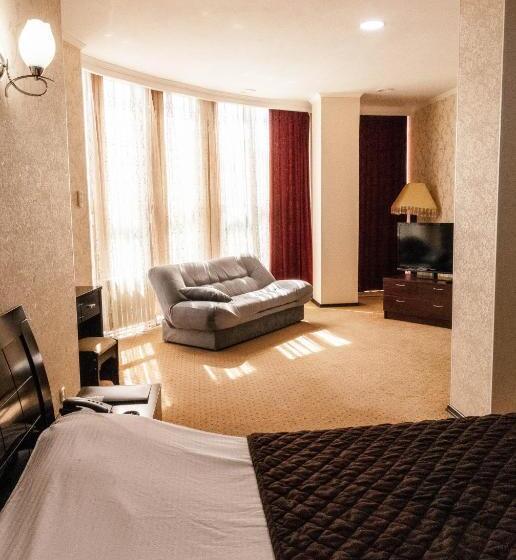 سوییت جونیور, Golden Palace