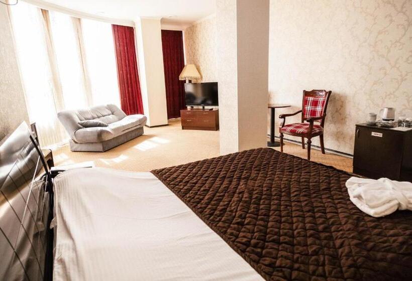 سوییت جونیور, Golden Palace