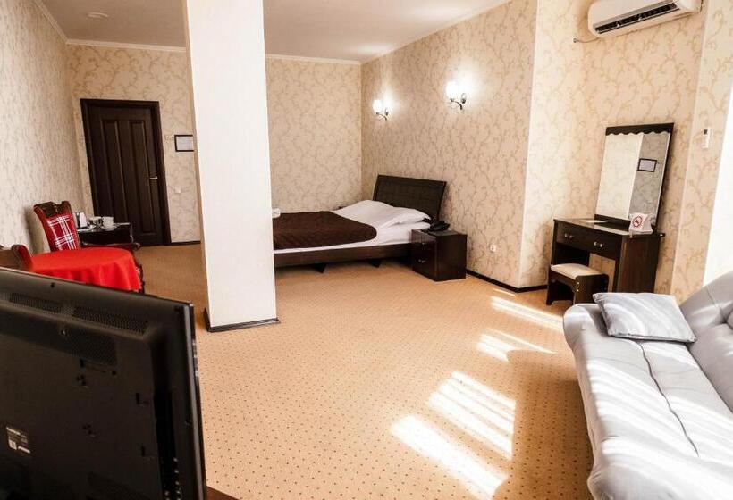 سوییت جونیور, Golden Palace