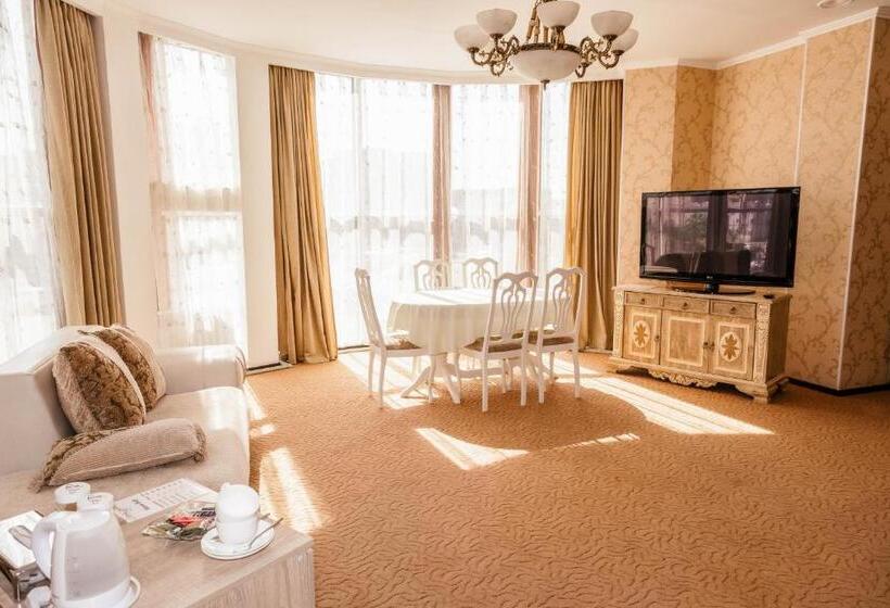 سوییت سوپریور, Golden Palace