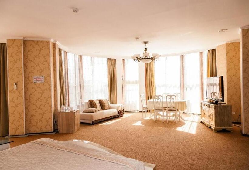 سوییت سوپریور, Golden Palace