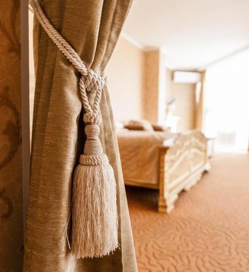 سوییت سوپریور, Golden Palace