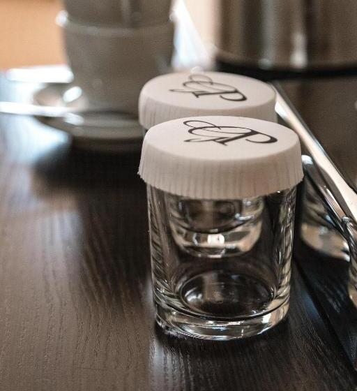 سوییت, Golden Palace