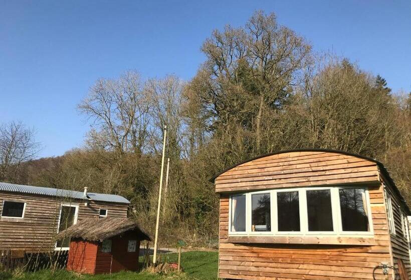 חדר אקונומי, Shepherds Huts Ham Hill, 2 Double Beds, Bathroom, Lounge, Diner, Kitchen, Love Dogs & Cats Looking O