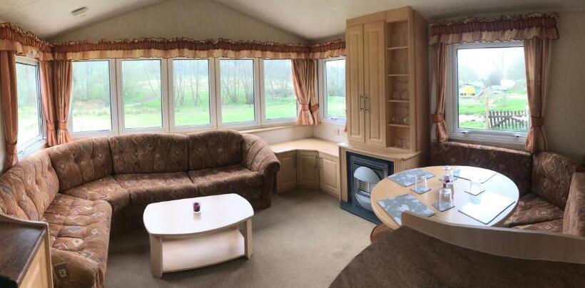 חדר אקונומי, Shepherds Huts Ham Hill, 2 Double Beds, Bathroom, Lounge, Diner, Kitchen, Love Dogs & Cats Looking O