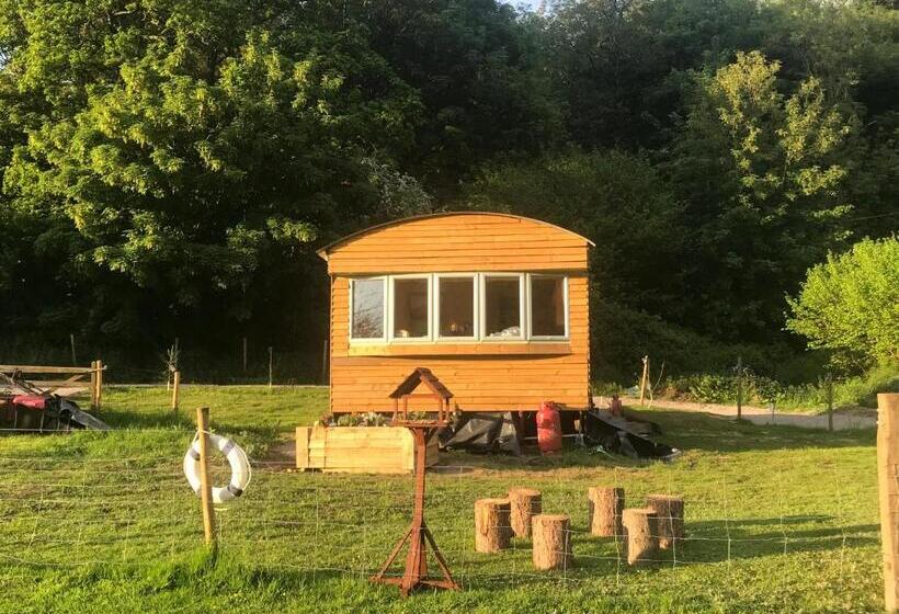 Номер Economy, Shepherds Huts Ham Hill, 2 Double Beds, Bathroom, Lounge, Diner, Kitchen, Love Dogs & Cats Looking O