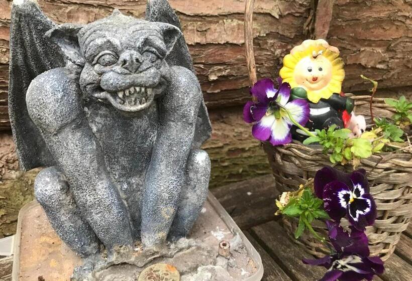 חדר אקונומי, Shepherds Huts Ham Hill, 2 Double Beds, Bathroom, Lounge, Diner, Kitchen, Love Dogs & Cats Looking O