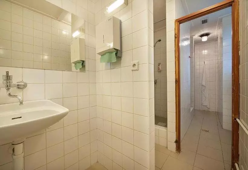 اتاق استاندارد سه تخته با سرویس بهداشتی مشترک, Ea Hotel Hrubá Skála