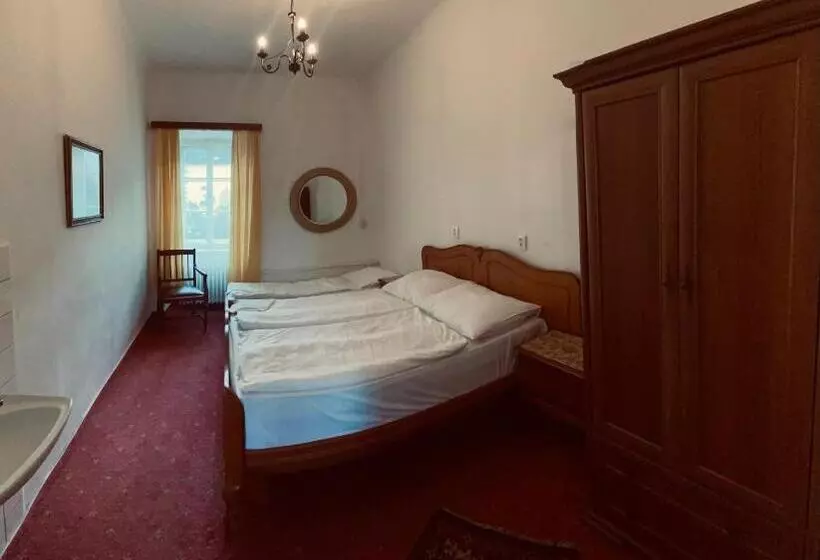 اتاق استاندارد سه تخته با سرویس بهداشتی مشترک, Ea Hotel Hrubá Skála