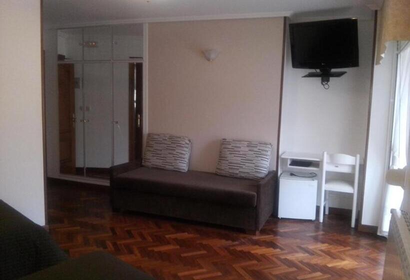 اتاق خانوادگی با چشمانداز دریا, Alda Santa Cristina