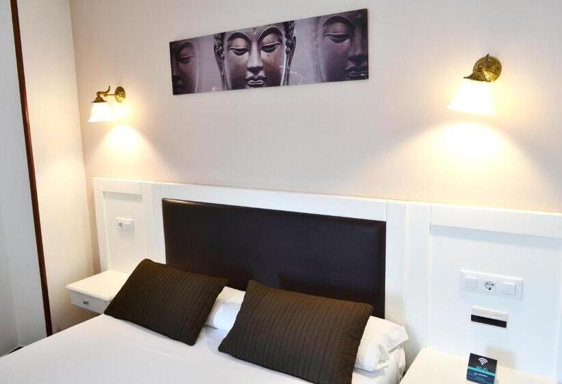 اتاق خانوادگی با چشمانداز دریا, Alda Santa Cristina