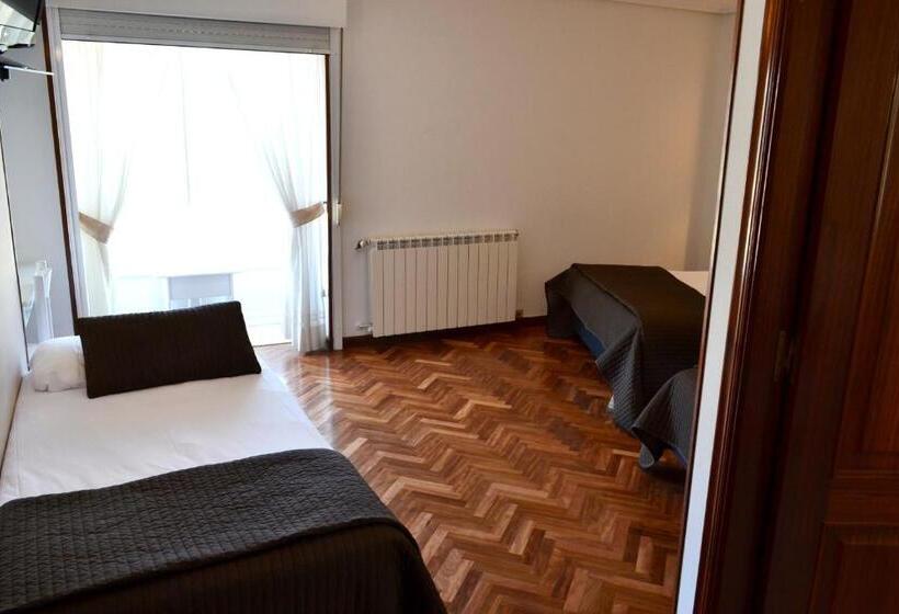 اتاق خانوادگی با چشمانداز دریا, Alda Santa Cristina