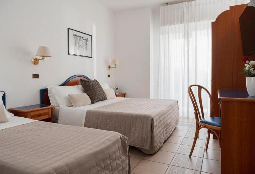 חדר דלוקס לארבעה, Ascot Riccione