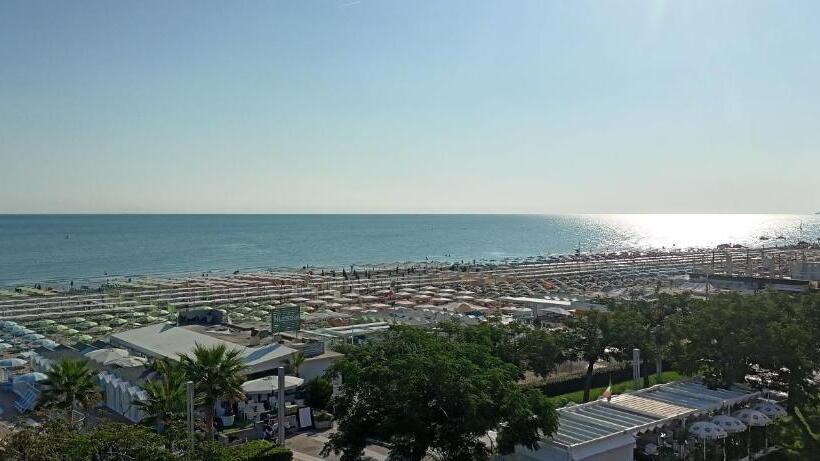 חדר סופריור לארבעה, Ascot Riccione