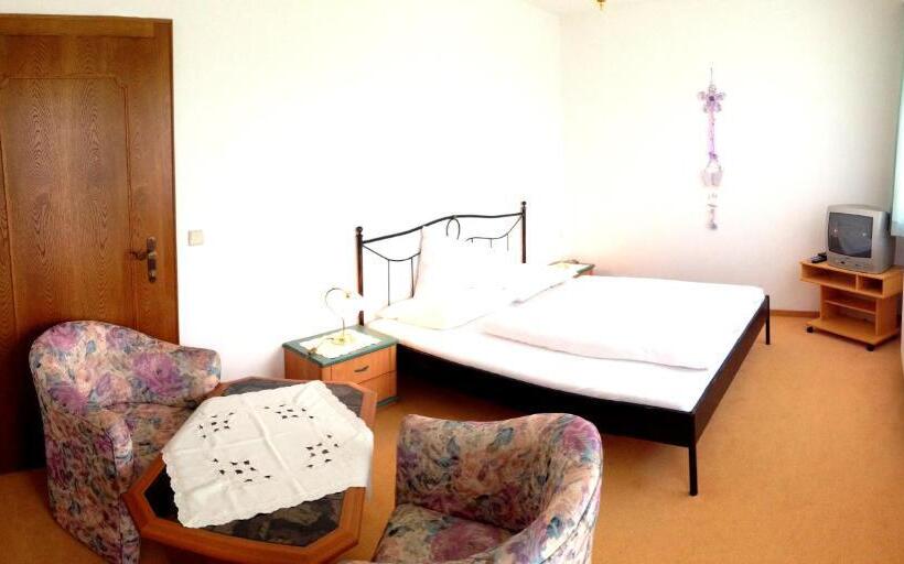 חדר משפחתי, Café Restaurant Matzelsdorfer Hof