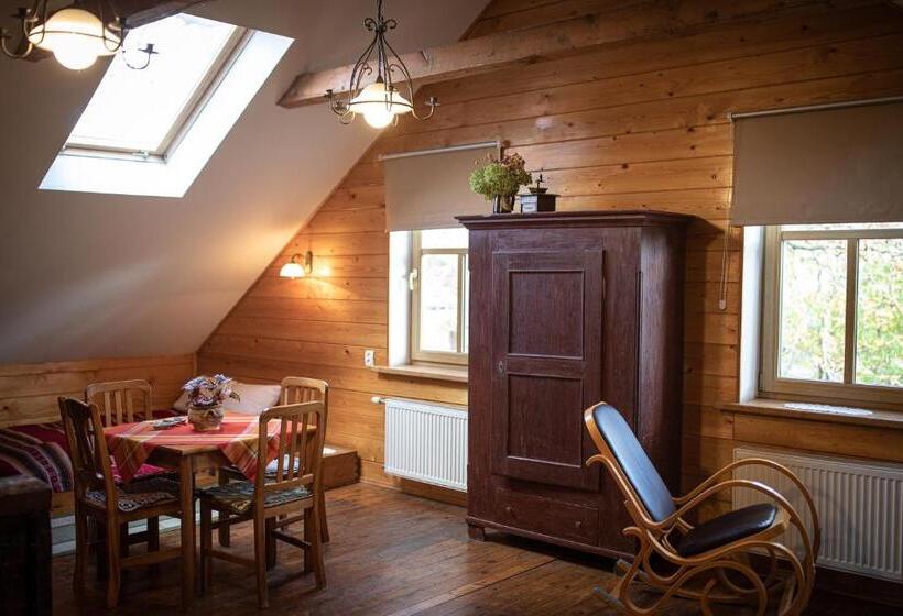 اتاق خانوادگی, Ezera Maja