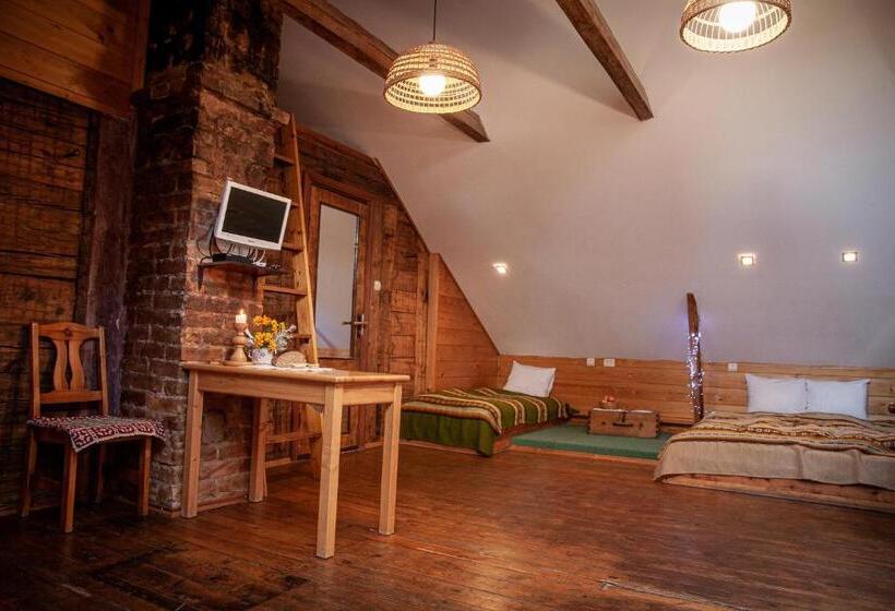 اتاق خانوادگی, Ezera Maja