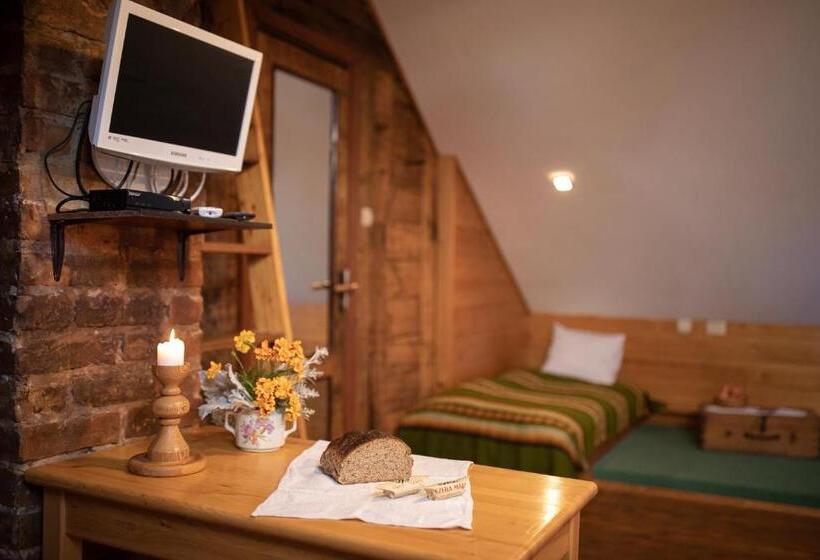 اتاق خانوادگی, Ezera Maja