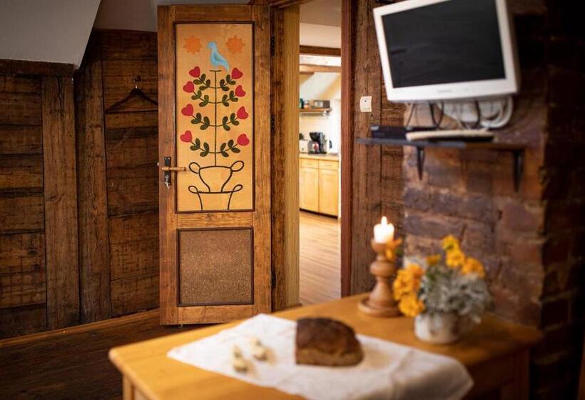 اتاق خانوادگی, Ezera Maja