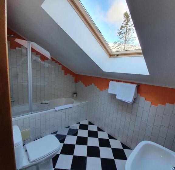 اتاق لوکس, Pils With Self Check In