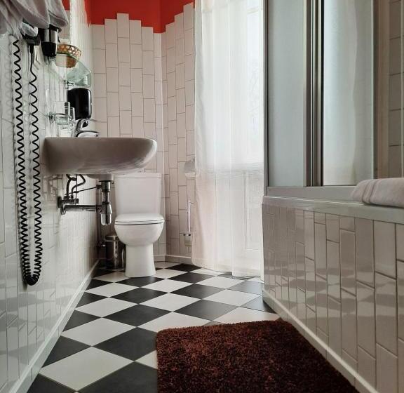 اتاق لوکس, Pils With Self Check In