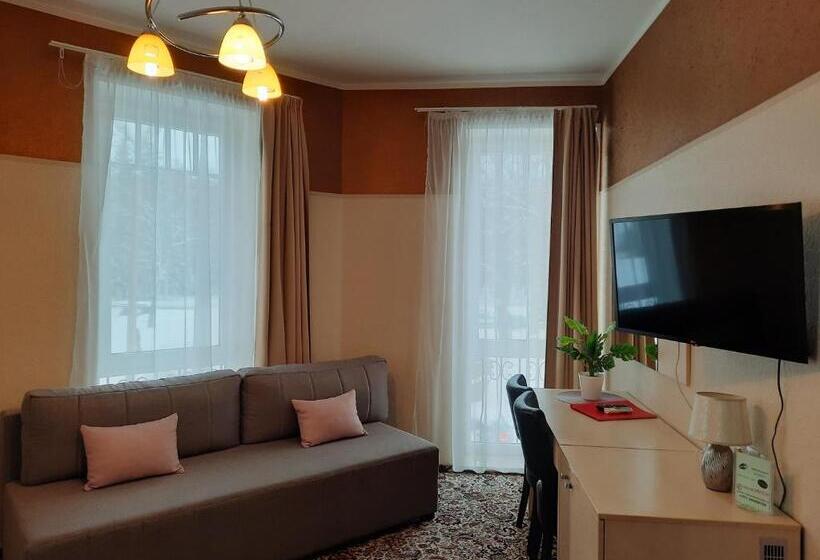 اتاق لوکس, Pils With Self Check In