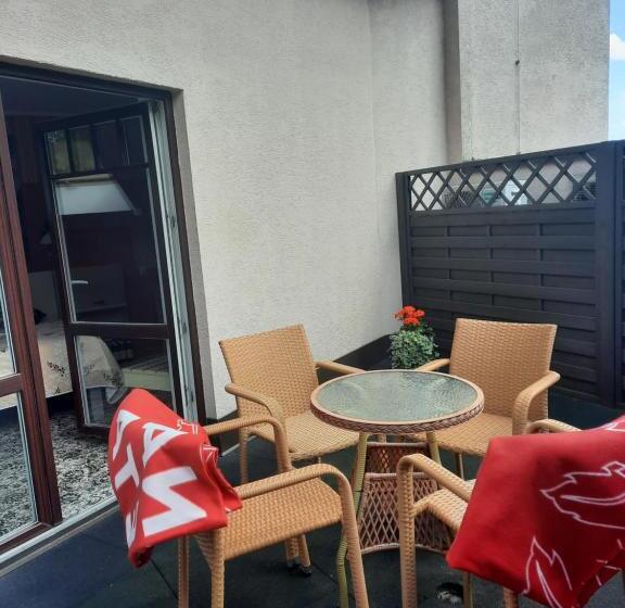 اتاق لوکس, Pils With Self Check In