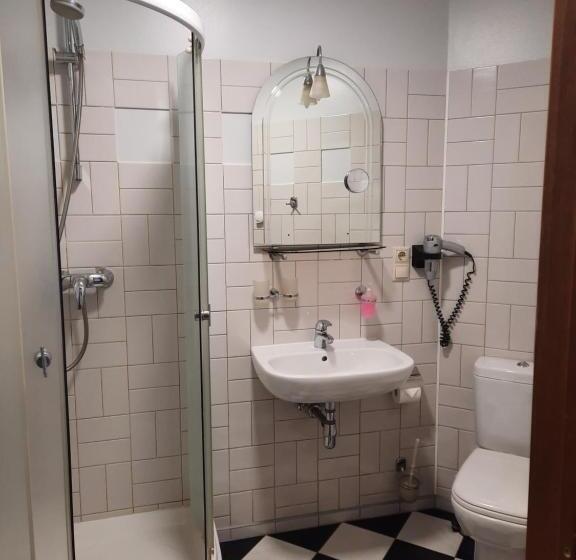 اتاق خانوادگی پایه, Pils With Self Check In