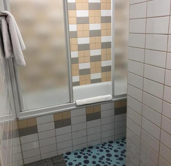 سوییت, Pils With Self Check In