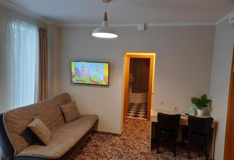 اتاق خانوادگی, Pils With Self Check In