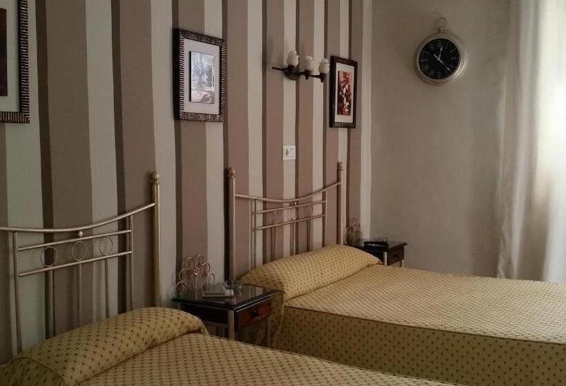 اتاق استاندارد سه نفره, Hostal Almanzor