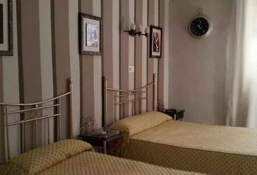 اتاق استاندارد سه نفره, Hostal Almanzor