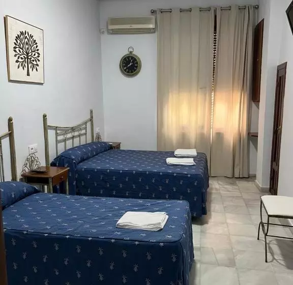 اتاق استاندارد سه نفره, Hostal Almanzor
