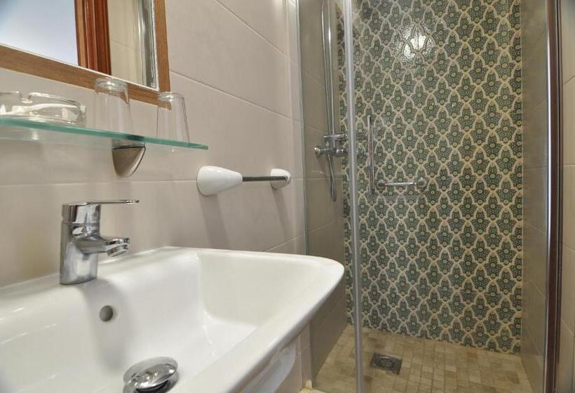 اتاق استاندارد سه نفره, Hostal Almanzor