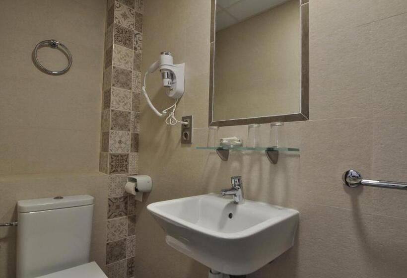 اتاق استاندارد سه نفره, Hostal Almanzor