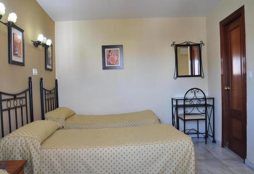 اتاق استاندارد سه نفره, Hostal Almanzor