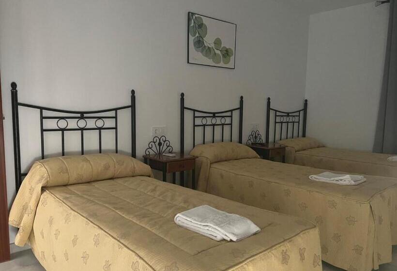 اتاق استاندارد سه نفره, Hostal Almanzor