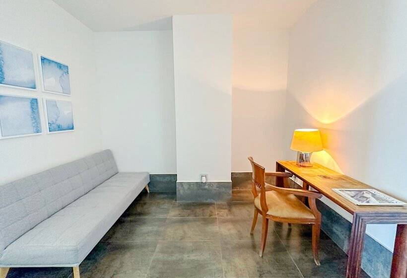 جناح جونيور مطلّ علي البحر, El Coso